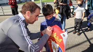 Arrasate, firmando autógrafos en Tajonar