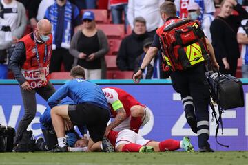 El centrocampista dan¨¦s del Inter de Mil¨¢n se desplom¨® y qued¨® inconsciente tras un salto durante el encuentro de la Eurocopa ante Finlandia. Los servicios m¨¦dicos actuaron durante varios minutos antes de ser sacado en camilla para ser trasladado al hospital.