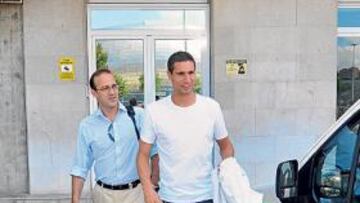 <b>SALIENDO DE FIRMAR. </b>Geijo abandona el estadio racinguista junto a su representante, Álvaro Torres.