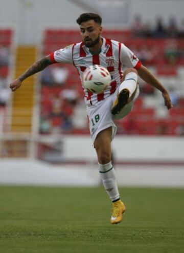 Otro de los chilenos del equipo. Cuando está en el campo Necaxa encuentra verticalidad en su juego. Disputó todos los encuentros del semestre pasado. 