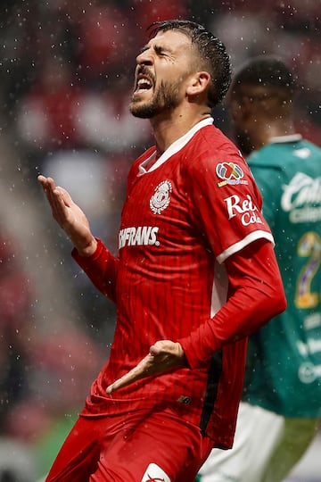 MEX4276. TOLUCA (MÉXICO), 02/11/2024.- Joao Dias de Toluca reacciona ante el León este sábado, en un partido por la jornada 15 del torneo Apertura 2024 de la Liga MX, en el estadio Nemesio Diez de la ciudad de Toluca (México). EFE/ Alex Cruz