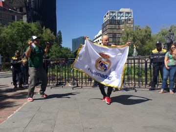 El Real Madrid se coronó campeón de Europa por decimotercera ocasión en su historia y sus fanáticos mexicanos celebraron en la réplica de la Cibeles ubicada en la Ciudad de México.