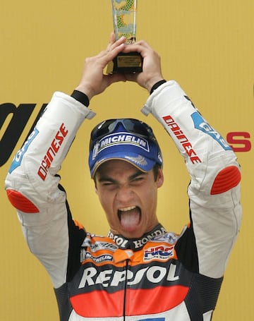 (29 de septiembre de 1985). Campeón de 125 cc en 2003, de 250cc en 2004 y 2005 y subcampeón de MotoGP en 2007, 2010 y 2012, el actual piloto probador de KTM entró en la historia de la máxima categoría del motociclismo en el Gran Premio de China 2006. Aquel día, Pedrosa subió al cajón más alto del podio del circuito de Shanghái en su cuarta prueba con la Honda tras vencer, en una durísima batalla que se decidió por apenas un segundo y medio de diferencia, a su compañero de equipo y posterior campeón, Nicky Hayden. Una gesta del piloto de Castellar del Vallés con 20 años y 227 días que le hizo igualar el registro alcanzado por Norifumi Abe diez años antes.