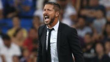 Simeone protesta en su última visita al Bernabéu.