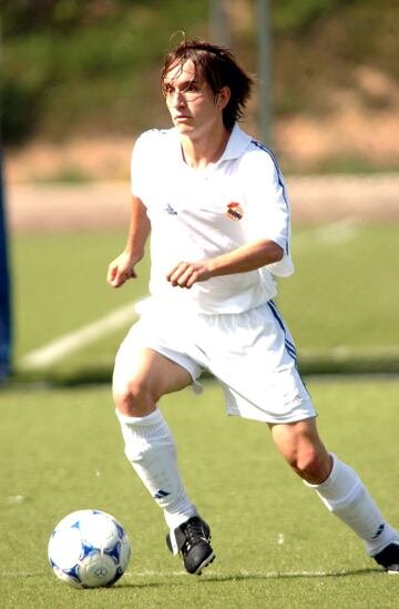 El canterano madridista jugó un alo en el Castilla, la temporada 2004-05. Ese mismo año le fichó el Levante donde estuvo entre 2005 y 2008.