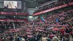 Despedida de leyenda para Quini en el césped de El Molinón