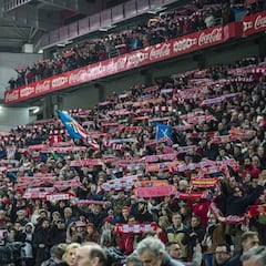 Despedida de leyenda para Quini en el césped de El Molinón