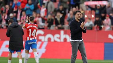 Girona's Spanish coach Michel (R) and players celebrate at the end of the Spanish league football match between Girona FC and Valencia CF at the Montilivi stadium in Girona on December 1, 2023. (Photo by LLUIS GENE / AFP)
