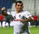 Medel celebra en Fiestas Patrias y alcanza el liderato en Turquía
