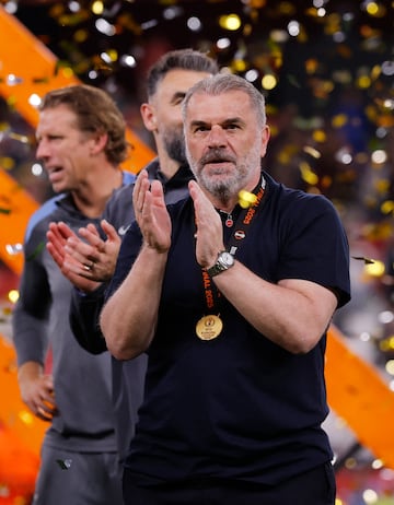 Los jugadores del Tottenham desataron la euforia tras conquistar la Europa League en una noche mágica en San Mamés. Abrazos, cánticos y emoción pura sobre el césped que fue testigo de su gesta histórica.