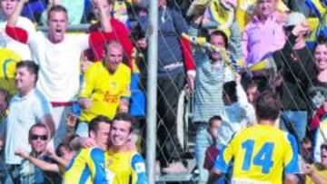 <b>MÁS CERCA. </b>La afición del Cádiz vibró ayer con su equipo. El primer puesto está más cerca.