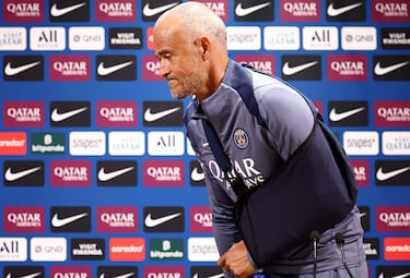 Luis Enrique apareció en el entrenamiento del Paris Saint-Germain Football Club tras someterse a la operación de clavícula. El técnico español sufrió un accidente al montar en bicicleta, de la que se cayó.