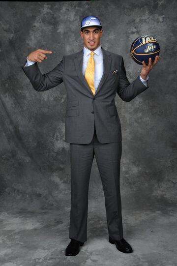 Número 3 del draft de 2011, fue elegido por Utah Jazz.
