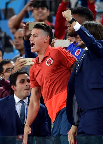 James Rodríguez grita con pasión el gol de Mina que le dio el empate a Colombia 
