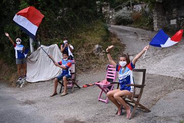 Seguidores franceses disfrutando de la tercera etapa del Tour de Francia 2020. 