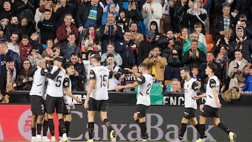 VALENCIA, 11/04/2025.- Los jugadores del Valencia celebran el primer gol del equipo anotado por Javier Guerra durante el partido de Liga disputado este viernes en el estadio de Mestalla. EFE/Kai Forsterling