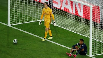 Courtois, tras recibir un gol del PSG en el 3-0 en el Parque de los Pr&iacute;ncipes.