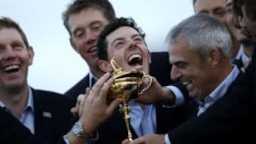 Rory McIlroy celebra junto a sus compañeros la victoria en la Ryder Cup.