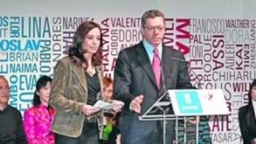 <b>PRESENTACIÓN OLÍMPICA. </b>Alberto Ruiz-Gallardón y Mercedes Coghen, en la presentación en sociedad del Dossier de la candidatura, ayer en el Caixa Forum de Madrid.