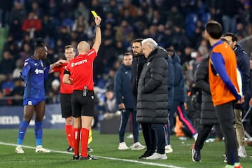 El rbitro, Gonzlez Fuertes, amonesta con tarjeta amarilla a Bordals y a Flick tras el rifirrafe entre Balde e Ismael.