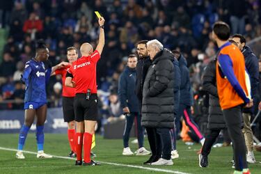 El árbitro, González Fuertes, amonesta con tarjeta amarilla a Bordalás y a Flick tras el rifirrafe entre Balde e Ismael.