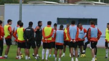 <b>ÚLTIMO ENSAYO. </b>El Getafe se entrenó ayer por la mañana en Getafe; el equipo viaja hoy mismo a Bilbao.