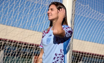 La camiseta de la segunda equipación de la selección española se inspira en los preciosos arrecifes de coral que cubren la extensa línea de costa del país, una singularidad que comparte con los célebres arrecifes de coral de los países anfitriones del torneo, Australia y Nueva Zelanda.