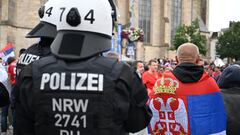 Hinchas de Inglaterra y Serbia siembran el caos en la Euro: esto pasó cuando se toparon