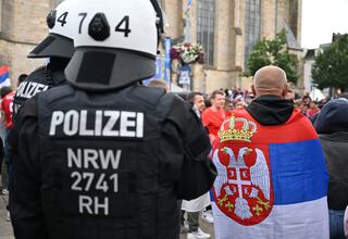 Hinchas de Inglaterra y Serbia siembran el caos en la Euro: esto pasó cuando se toparon