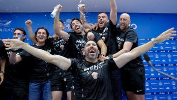 A CORUÑA, 01/06/2025.- El técnico del Elche, Eder Sarabia, celebra en la sala de prensa el ascenso a Primera División a la finalización del encuentro que han disputado hoy domingo frente al Deportivo en el estadio de Riazor, en La Coruña. EFE/Cabalar.