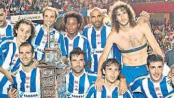 <b>OTRA VEZ CAMPEONES. </b>Los jugadores del Deportivo celebraron por todo lo alto su octava victoria consecutiva en el Teresa Herrera.