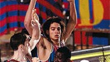 <b>PROHIBIDO EL PASO.</b> Fucka y Varejao bloquean a Patterson.