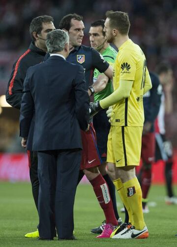 Oblak shows concern as his team-mate leaves the pitch