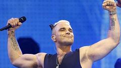 El estrafalario look de Robbie Williams en el desfile de Armani