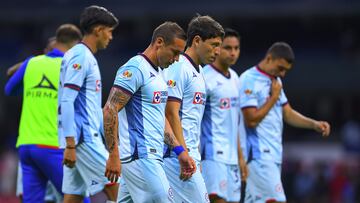 Jugadores de Cruz Azul después de una derrota en la Liga MX.