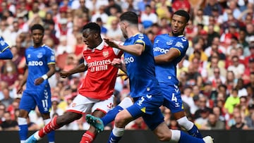 Arsenal's English striker Eddie Nketiah (L) challenges Everton's English defender Michael Keane (C) and Everton's English defender Mason Holgate during the English Premier League football match between Arsenal and Everton at the Emirates Stadium in London on May 22, 2022. - - RESTRICTED TO EDITORIAL USE. No use with unauthorized audio, video, data, fixture lists, club/league logos or 'live' services. Online in-match use limited to 120 images. An additional 40 images may be used in extra time. No video emulation. Social media in-match use limited to 120 images. An additional 40 images may be used in extra time. No use in betting publications, games or single club/league/player publications. (Photo by Daniel LEAL / AFP) / RESTRICTED TO EDITORIAL USE. No use with unauthorized audio, video, data, fixture lists, club/league logos or 'live' services. Online in-match use limited to 120 images. An additional 40 images may be used in extra time. No video emulation. Social media in-match use limited to 120 images. An additional 40 images may be used in extra time. No use in betting publications, games or single club/league/player publications. / RESTRICTED TO EDITORIAL USE. No use with unauthorized audio, video, data, fixture lists, club/league logos or 'live' services. Online in-match use limited to 120 images. An additional 40 images may be used in extra time. No video emulation. Social media in-match use limited to 120 images. An additional 40 images may be used in extra time. No use in betting publications, games or single club/league/player publications. (Photo by DANIEL LEAL/AFP via Getty Images)