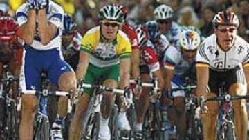 <b>LAMENTO.</B> Petacchi no quiere ver cómo Zabel le supera finalmente.