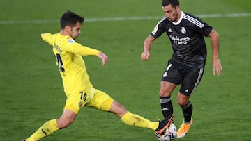 VILLAREAL, SPAIN - NOVEMBER 21: Eden Hazard of Real Madrid is challenged by Manu Trigueros of Villarreal CF during the La Liga Santander match between Villarreal CF and Real Madrid at Estadio de la Ceramica on November 21, 2020 in Villareal, Spain. Footba