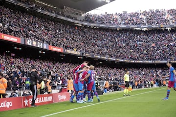 Los jugadores del Barcelona celebran el 3-1 de Araujo. 