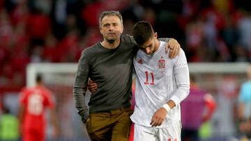 Luis Enrique, con Ferran al final del partido en el Stade de Geneve.