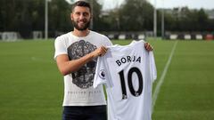 Borja Bast&oacute;n posa con la camiseta del Swansea City con el dorsal 10.
