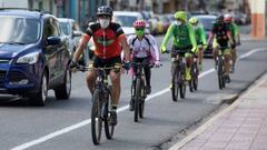 STO01. SANTO DOMINGO (REP&Uacute;BLICA DOMINICANA), 03/06/2020.- Ciclistas pasean por una ciclov&iacute;a de 7.5 kil&oacute;metros que inaugur&oacute; el Ayuntamiento del Distrito Nacional, durante el D&iacute;a Mundial de la Bicicleta, este mi&eacute;rcoles en Santo Domingo (Rep&uacute;blica Dominicana). El pa&iacute;s comenz&oacute; hoy la segunda fase de desescalada, en la que se reinicia el transporte colectivo privado, se permite el aumento del n&uacute;mero de trabajadores de las empresas, y se reabren las iglesias para oficiar misas o cultos dominicales. La Rep&uacute;blica Dominicana alcanz&oacute; los 18,040 contagiados y los 516 fallecidos por coronavirus, seg&uacute;n inform&oacute; el ministro de Salud P&uacute;blica, Rafael S&aacute;nchez C&aacute;rdenas. EFE/ Orlando Barr&iacute;a