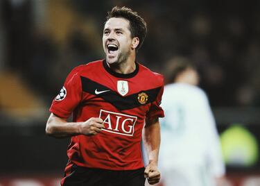 Michael Owen hizo de 2001 su año. El inglés ganó el Balón de Oro y la UEFA con el Liverpool. El delantero perdió una final de la Champions como jugador del Manchester United frente al Barcelona en 2011. Owen ha jugado 30 partidos de Champions entre United, Liverpool y Real Madrid en los que ha marcado 11 goles y ha dado dos asistencias.