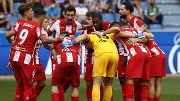 Los futbolistas del Atlético hacen piña antes del partido con el Alavés