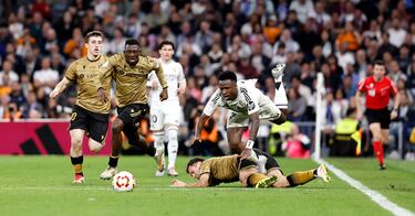 Cuando la segunda parte de la prórroga llevaba pocos minutos de juego el centrocampista de la Real Sociedad nacido en San Sebastián, Jon Ander Olasagasti, realizó una entrada sobre el brasileño muy polémica. Alberola Rojas no lo consideró motivo de expulsión.