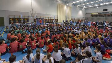Chicos y chicas durante la presentación de la NBA JR.-FEB