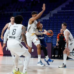 Festival de triples del Madrid y récord de Tavares