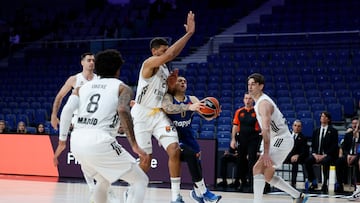 Tavares frena un ataque del rival.