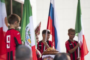 Parte de la bienvenida contó con algunos pequeños con banderas de México y Rusia.