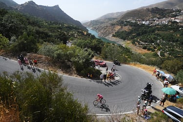 Richard Carapaz subiendo en solitario el  Alto de Hazallanas.